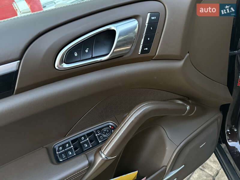 Внедорожник / Кроссовер Porsche Cayenne 2015 в Ровно