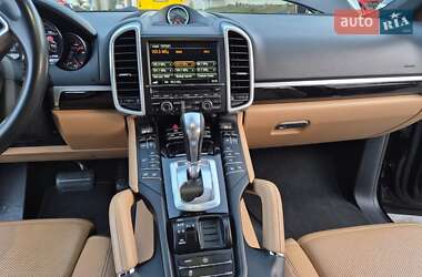 Внедорожник / Кроссовер Porsche Cayenne 2015 в 
