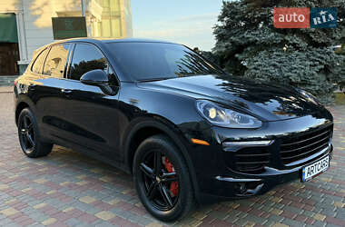 Внедорожник / Кроссовер Porsche Cayenne 2015 в 
