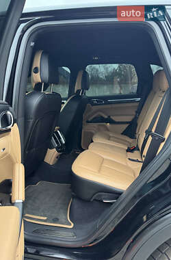Внедорожник / Кроссовер Porsche Cayenne 2015 в 