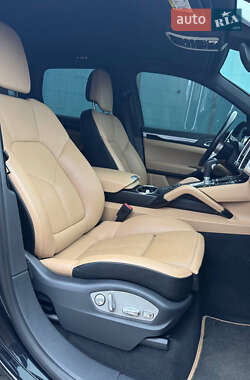 Внедорожник / Кроссовер Porsche Cayenne 2015 в 