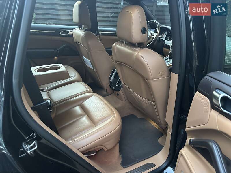 Внедорожник / Кроссовер Porsche Cayenne 2015 в Стоянке фото 3 Внедорожник / Кроссовер Porsche Cayenne 2015 в Стоянке