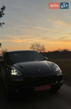 Внедорожник / Кроссовер Porsche Cayenne 2015 в Луцке