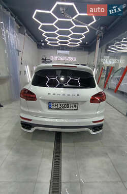 Внедорожник / Кроссовер Porsche Cayenne 2015 в 