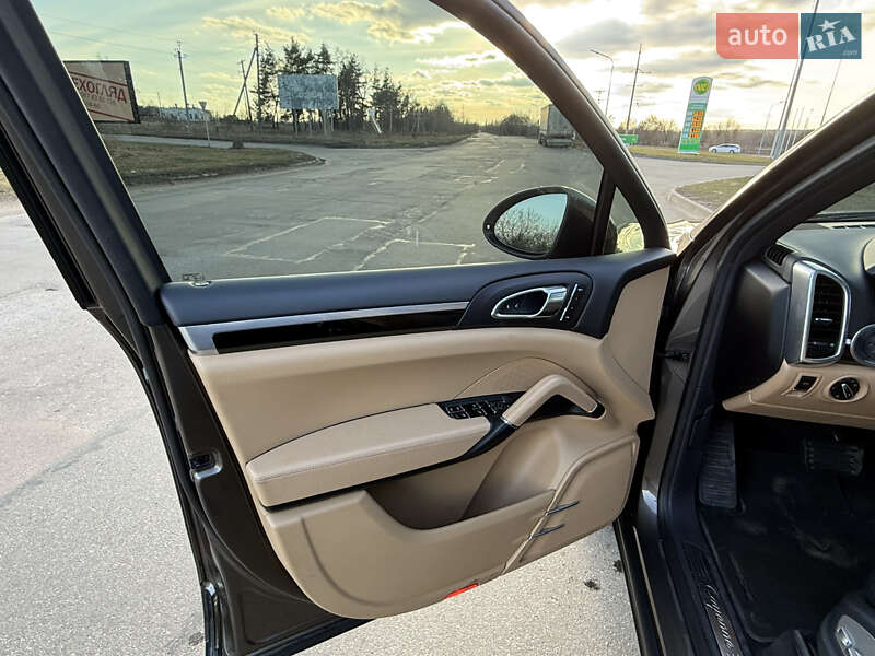 Внедорожник / Кроссовер Porsche Cayenne 2016 в Сумах