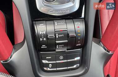 Внедорожник / Кроссовер Porsche Cayenne 2015 в 