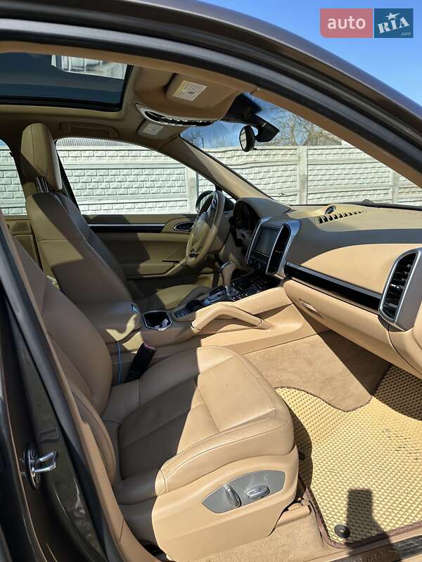 Позашляховик / Кросовер Porsche Cayenne 2014 в Луцьку