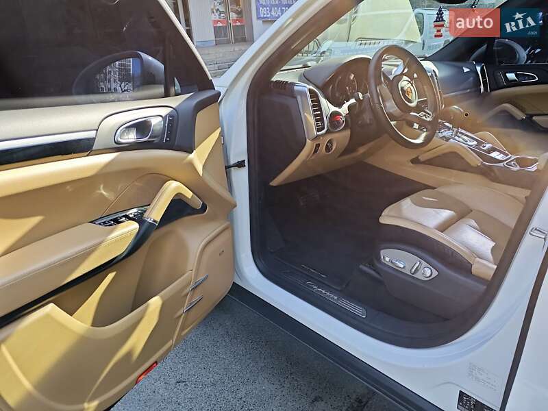 Внедорожник / Кроссовер Porsche Cayenne 2016 в Киеве