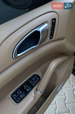 Внедорожник / Кроссовер Porsche Cayenne 2012 в 