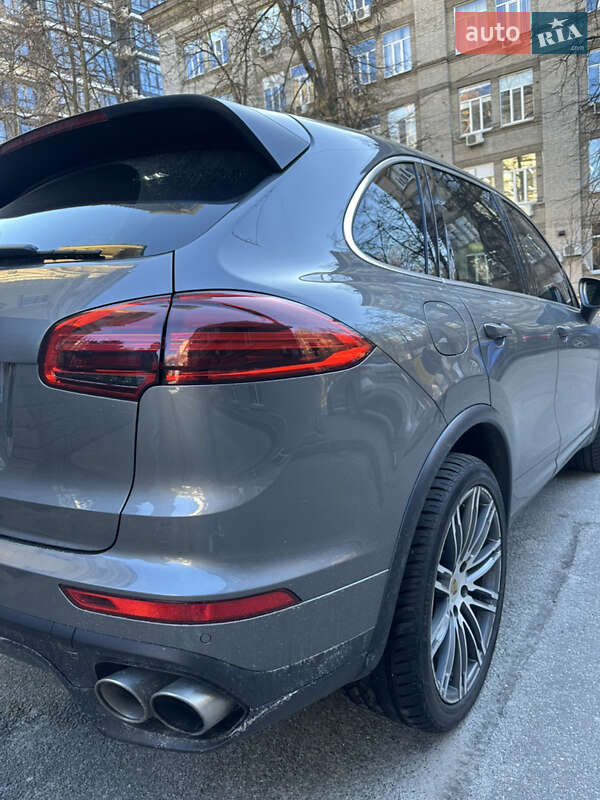 Внедорожник / Кроссовер Porsche Cayenne 2015 в Киеве