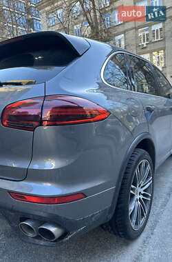 Внедорожник / Кроссовер Porsche Cayenne 2015 в 