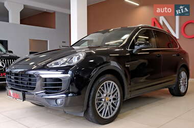 Внедорожник / Кроссовер Porsche Cayenne 2015 в 