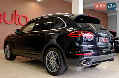 Внедорожник / Кроссовер Porsche Cayenne 2015 в 