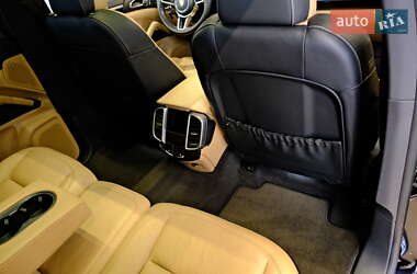Внедорожник / Кроссовер Porsche Cayenne 2015 в 