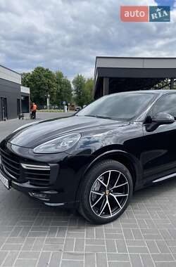 Внедорожник / Кроссовер Porsche Cayenne 2016 в 