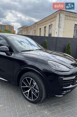 Внедорожник / Кроссовер Porsche Cayenne 2016 в 