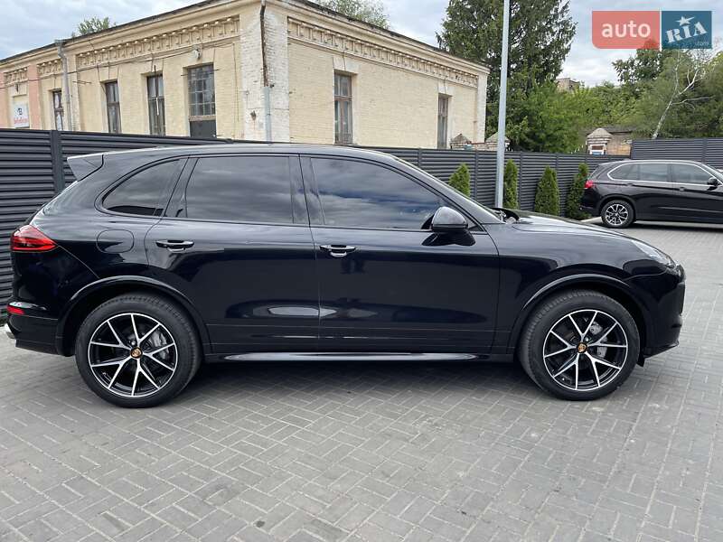 Внедорожник / Кроссовер Porsche Cayenne 2016 в Черкассах