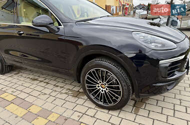 Внедорожник / Кроссовер Porsche Cayenne 2015 в 