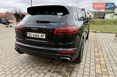 Внедорожник / Кроссовер Porsche Cayenne 2015 в 