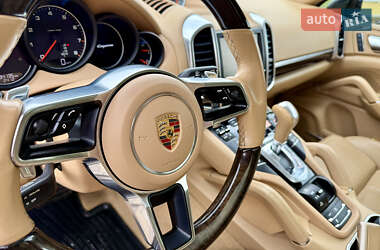 Внедорожник / Кроссовер Porsche Cayenne 2015 в 