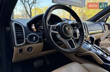Внедорожник / Кроссовер Porsche Cayenne 2015 в 