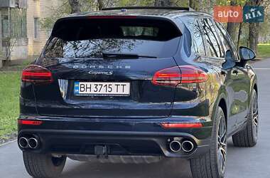 Внедорожник / Кроссовер Porsche Cayenne 2015 в 