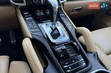 Внедорожник / Кроссовер Porsche Cayenne 2015 в 