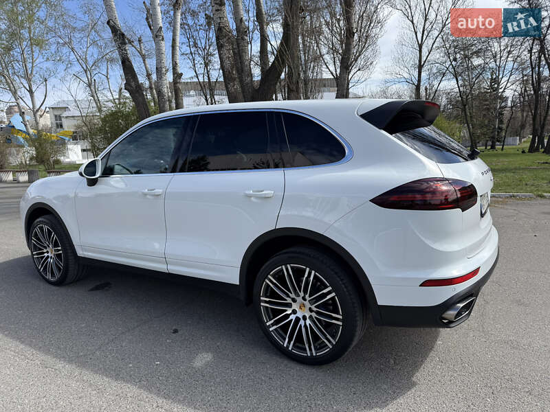 Внедорожник / Кроссовер Porsche Cayenne 2015 в Киеве