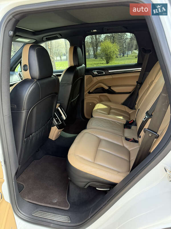 Внедорожник / Кроссовер Porsche Cayenne 2015 в Киеве