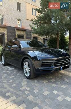 Внедорожник / Кроссовер Porsche Cayenne 2018 в 