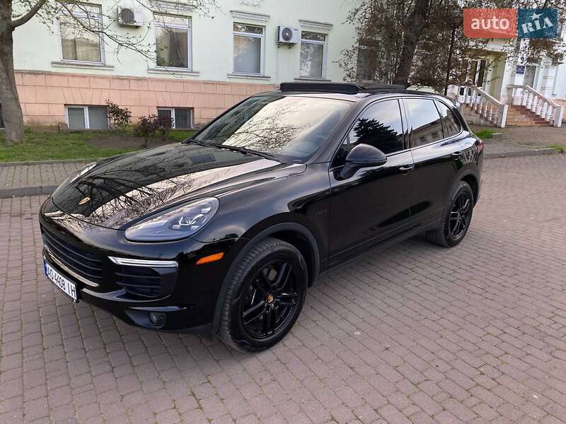 Внедорожник / Кроссовер Porsche Cayenne 2016 в Ужгороде