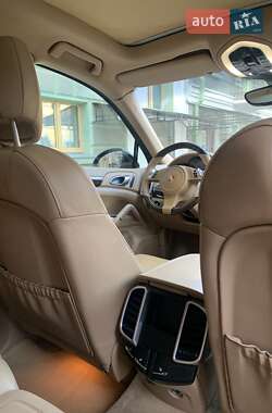 Внедорожник / Кроссовер Porsche Cayenne 2014 в 