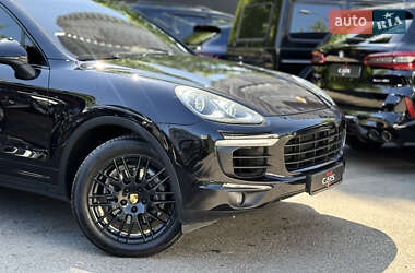 Внедорожник / Кроссовер Porsche Cayenne 2016 в 
