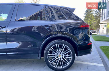 Позашляховик / Кросовер Porsche Cayenne 2016 в 