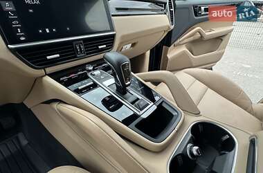 Внедорожник / Кроссовер Porsche Cayenne 2018 в 