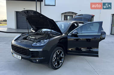 Внедорожник / Кроссовер Porsche Cayenne 2016 в 