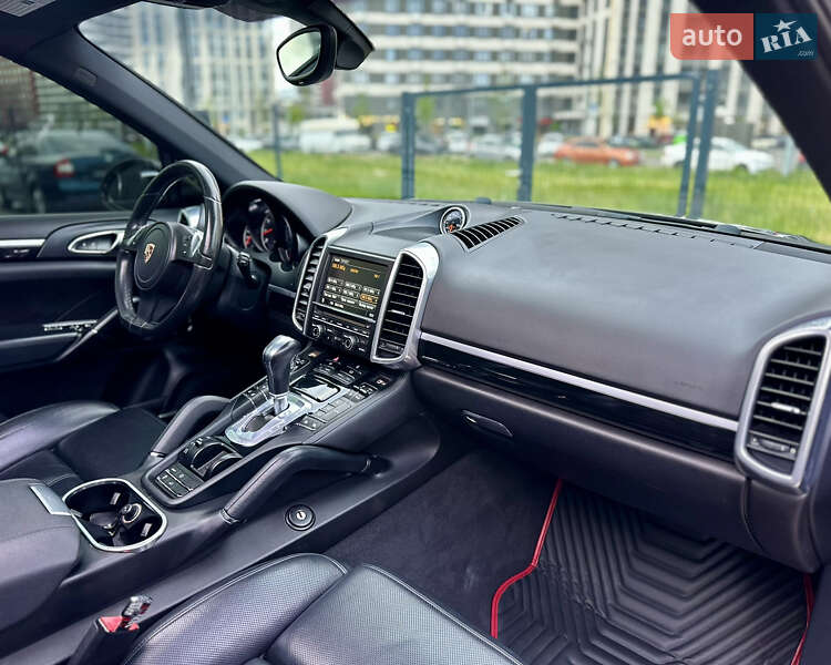 Внедорожник / Кроссовер Porsche Cayenne 2012 в Киеве