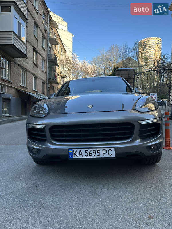 Внедорожник / Кроссовер Porsche Cayenne 2015 в Киеве