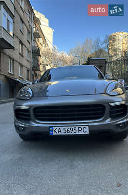 Внедорожник / Кроссовер Porsche Cayenne 2015 в 