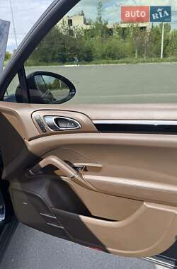 Внедорожник / Кроссовер Porsche Cayenne 2015 в 