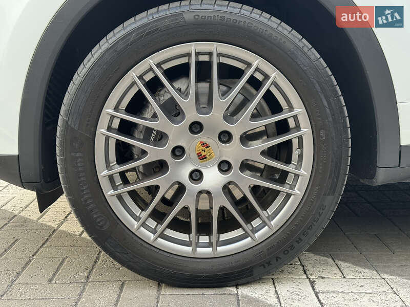 Внедорожник / Кроссовер Porsche Cayenne 2015 в Киеве