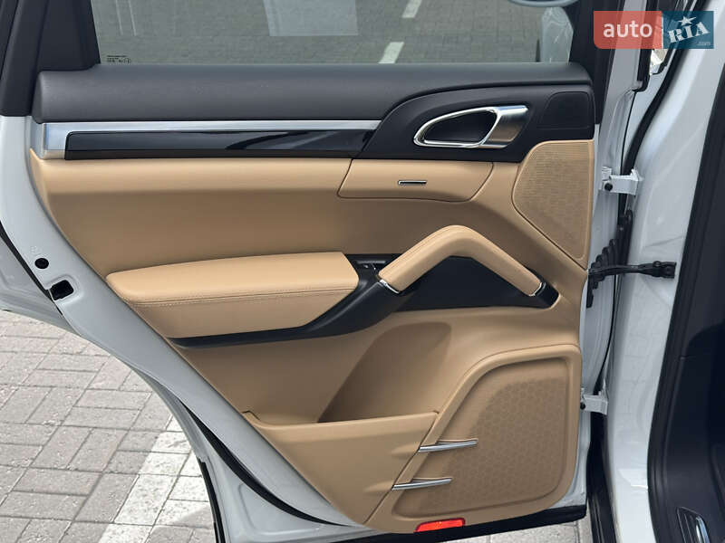 Внедорожник / Кроссовер Porsche Cayenne 2015 в Киеве
