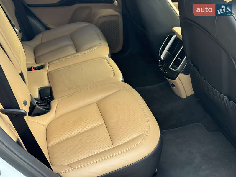 Внедорожник / Кроссовер Porsche Cayenne 2015 в Киеве