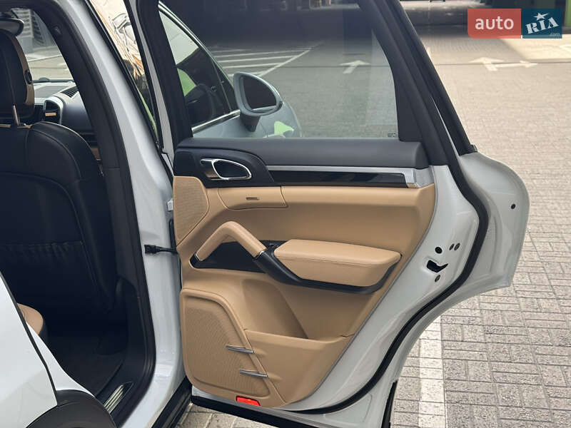 Внедорожник / Кроссовер Porsche Cayenne 2015 в Киеве