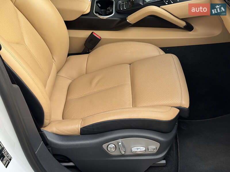 Внедорожник / Кроссовер Porsche Cayenne 2015 в Киеве
