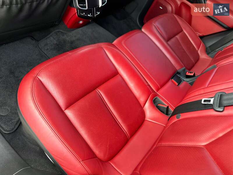 Внедорожник / Кроссовер Porsche Cayenne 2014 в Киеве