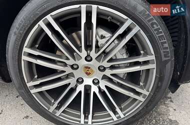 Внедорожник / Кроссовер Porsche Cayenne 2015 в 