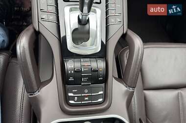 Внедорожник / Кроссовер Porsche Cayenne 2015 в 
