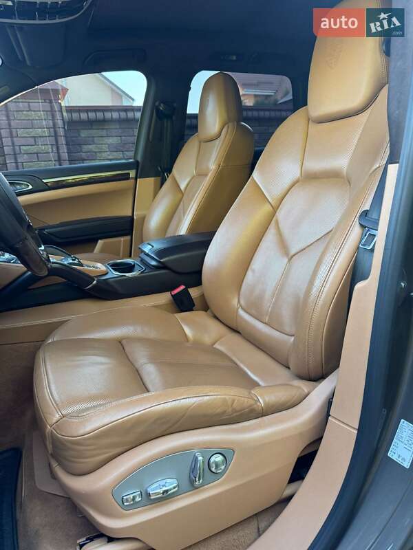 Внедорожник / Кроссовер Porsche Cayenne 2013 в Коростене