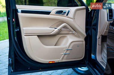 Позашляховик / Кросовер Porsche Cayenne 2012 в 